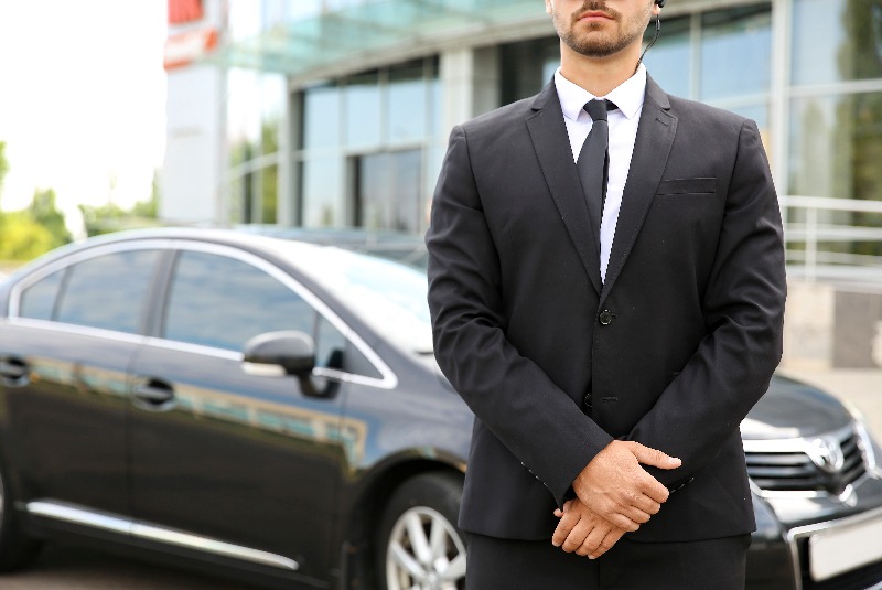 Bodyguard wartet vor Auto